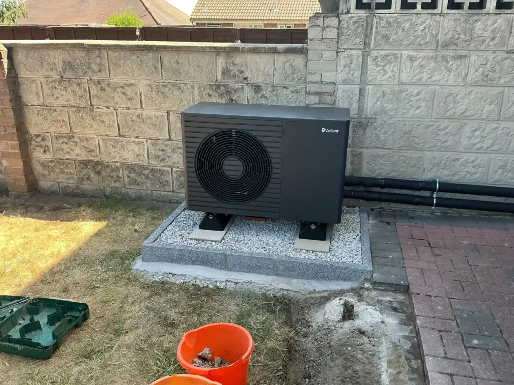Vaillant aroTHERM 5kW heat pump on anti-vibration feet and a gravel base at a 1970s South London home